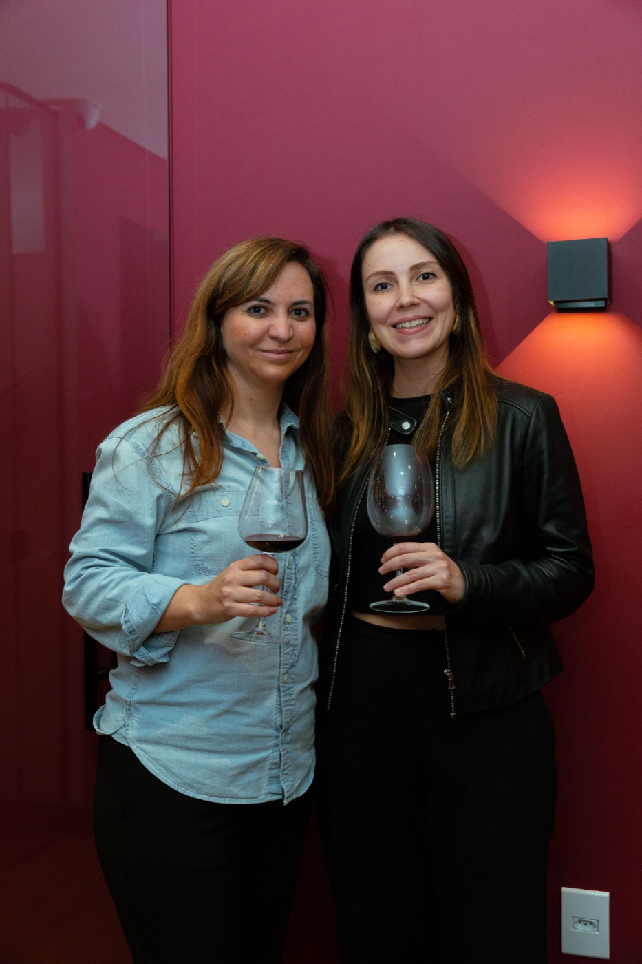Gi Blanco e Ana Luiza Leal, fundadoras da Claud.IA, brindando com vinho