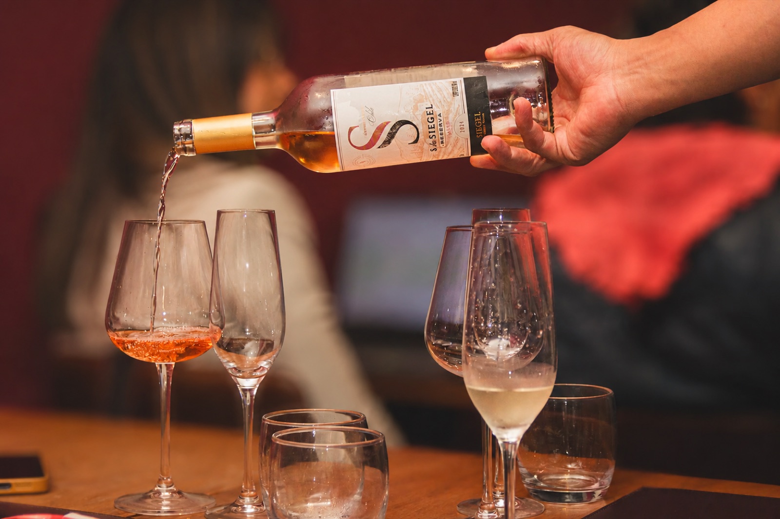 Taças de vinho no workshop